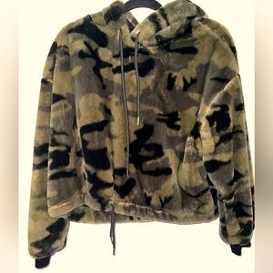 Women’s Cropped Camo Hoodie SOFT